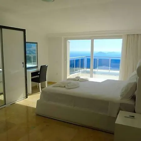 Sleeps 12 Pool Air Con Wifi